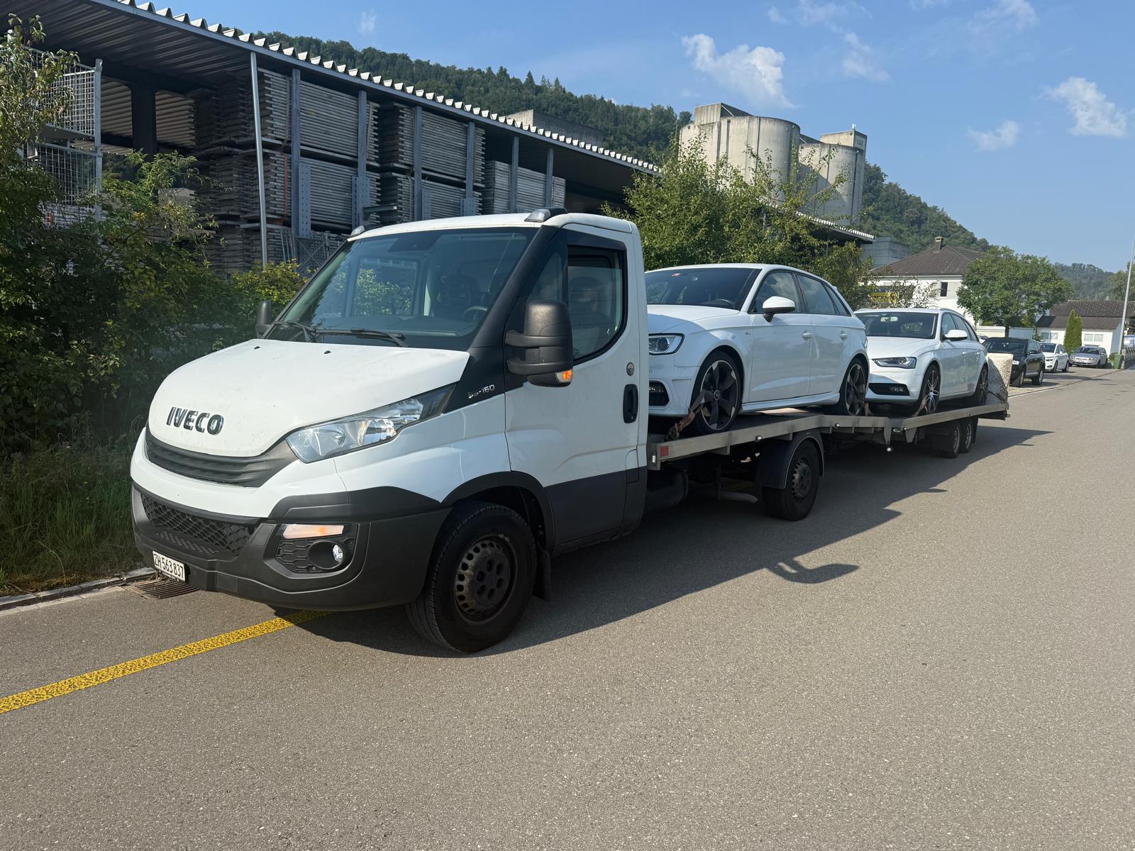 IVECO Autotransporter mit geladenem Fahrzeug – Fahrzeugtransport Schweiz