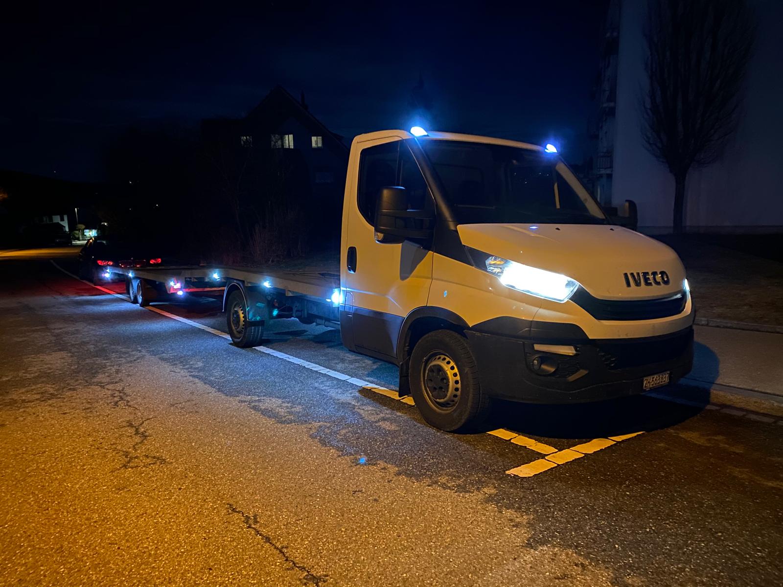 IVECO Autotransporter bei Nacht mit LED-Beleuchtung